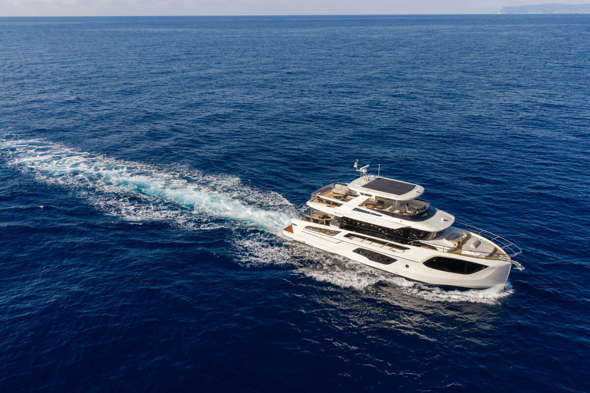 Navetta 66 exterior underway