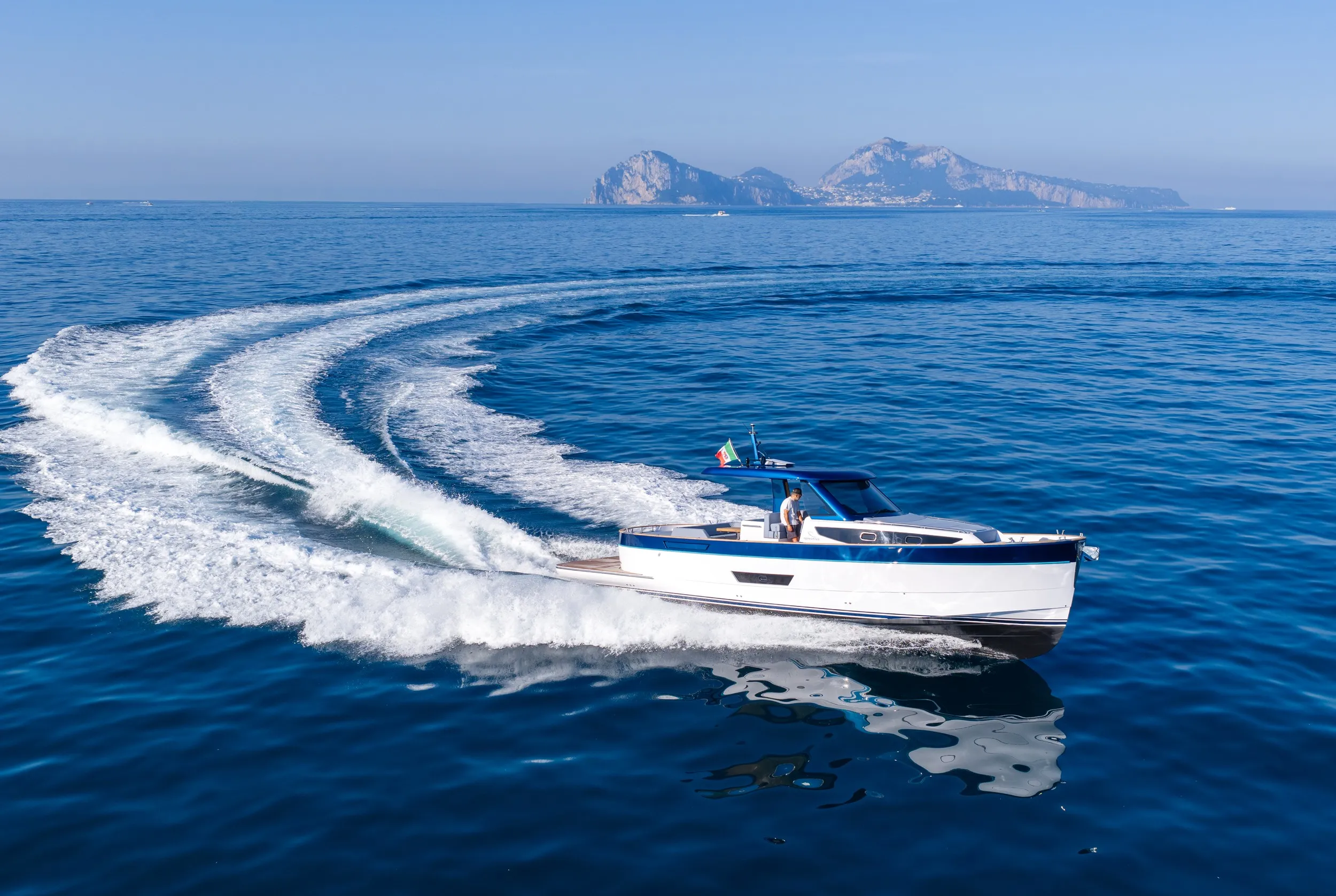 The Gozzo 42 turning at speed, seen from above