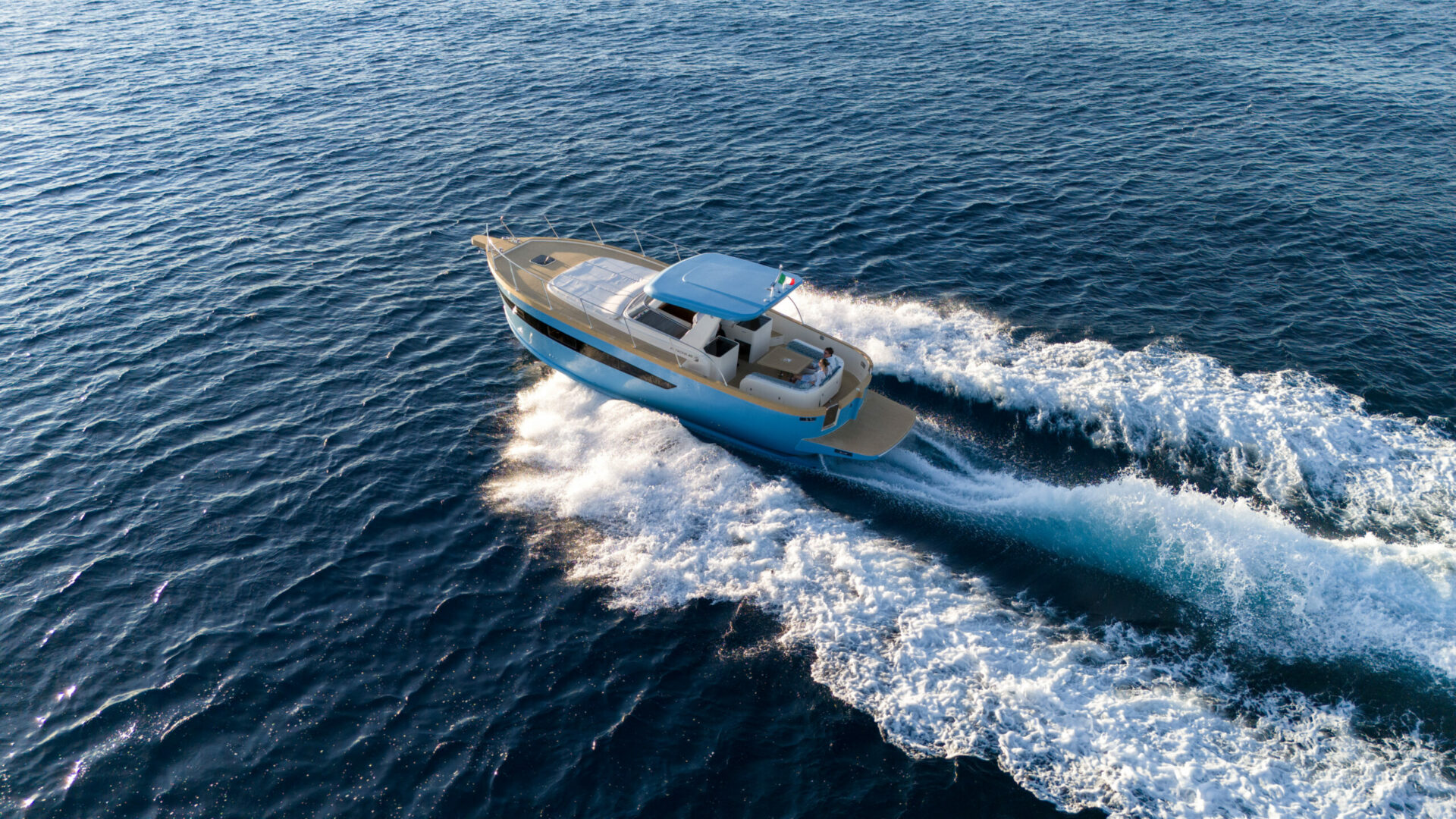 The 45 at speed seen from above and abeam