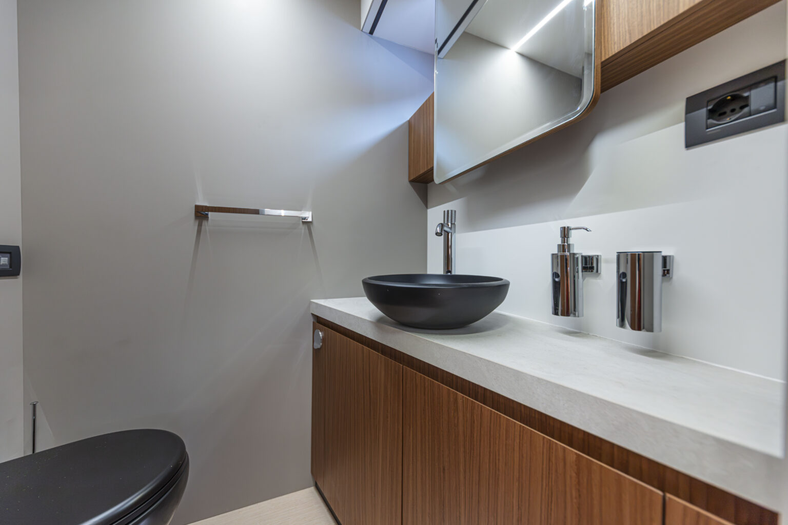A heads compartment with a stone basin on a pale counter