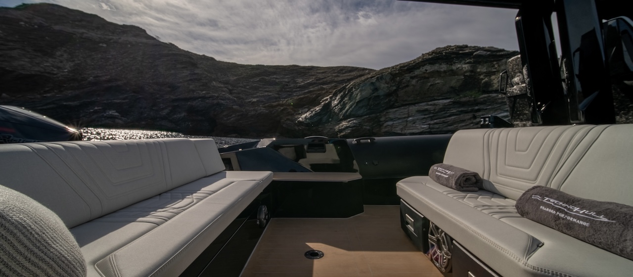 The aft settees, looking forward to the helm