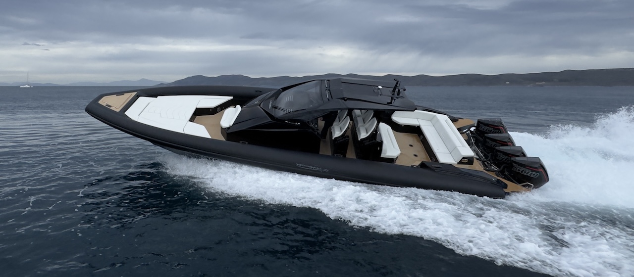 Running in open water, bow sunpad forward and sunbed aft