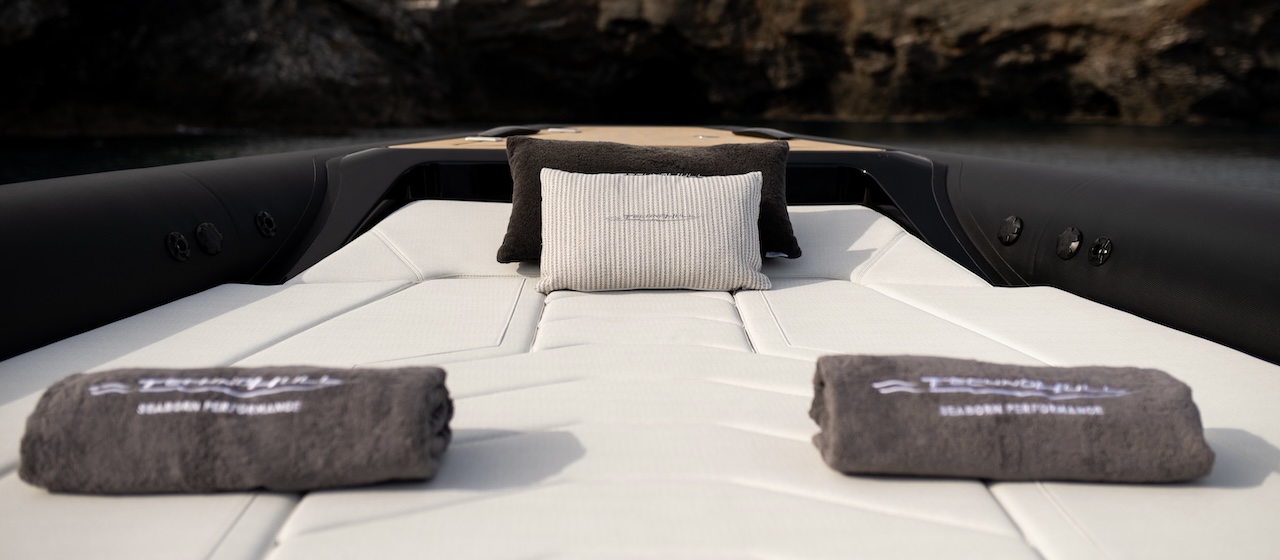 The bow sunpad with cushions and folded towels