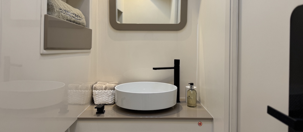 The head, with a round vessel basin under a mirror